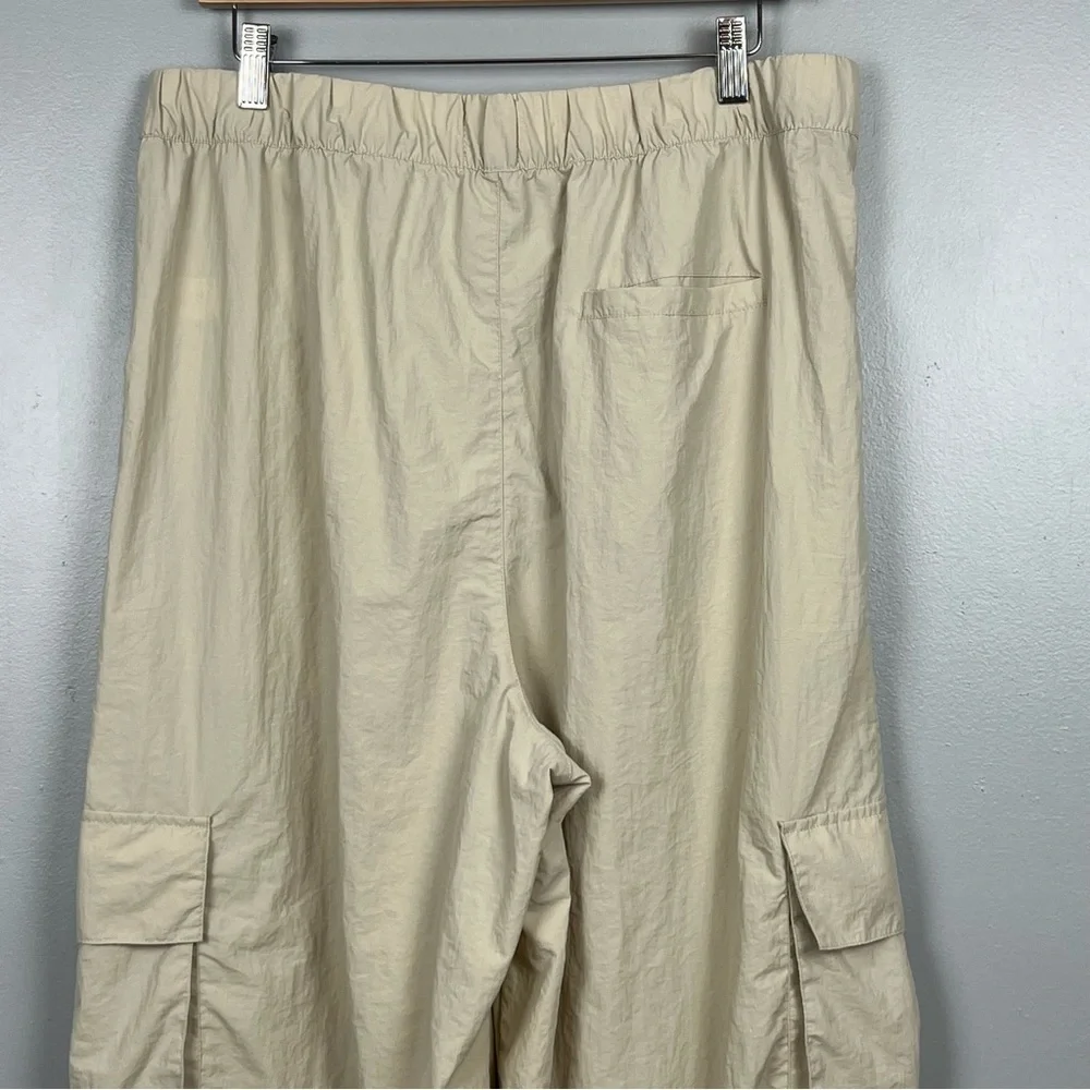 Wilo The Label womens khaki nylon cargo parachute wide leg pants, large.